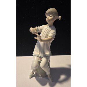 Lladro Porcelain Girl Manicuring Nails 1082 Mint Condition, no box